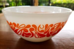 Second hand vintage pyrex bowl